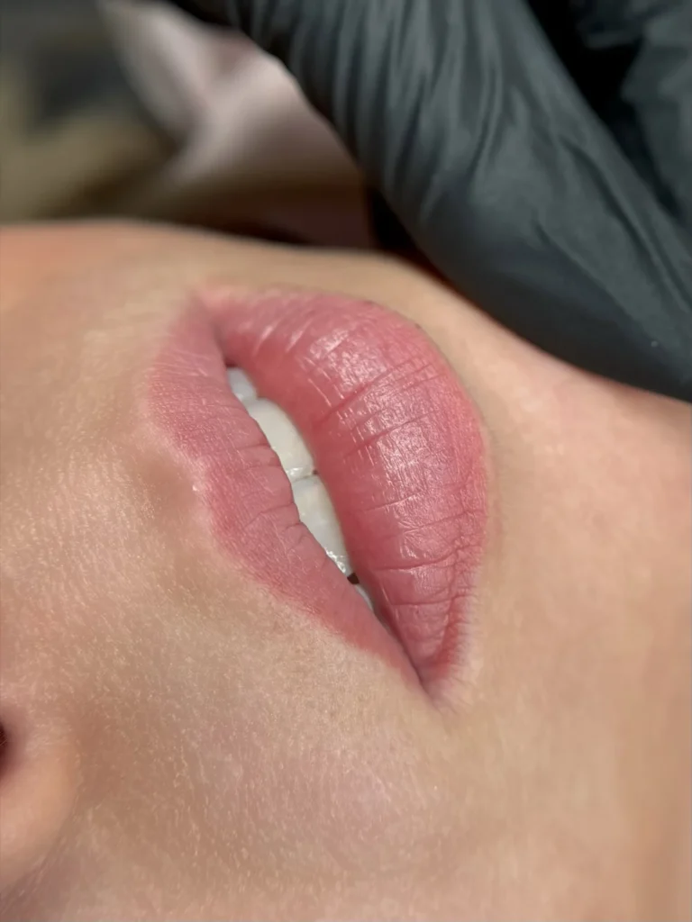 Nahaufnahme von Lippen mit rosiger Farbwirkung.