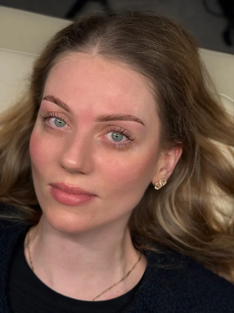 Gesicht mit hellbraun konturierten Augenbrauen und getrennt sichtbaren Wimpern.