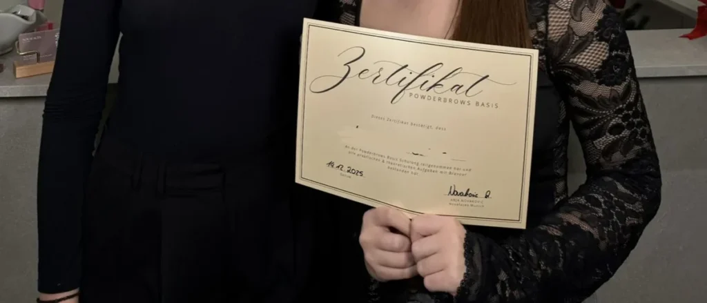 Hände halten ein NovaFaces-Schulungszertifikat.