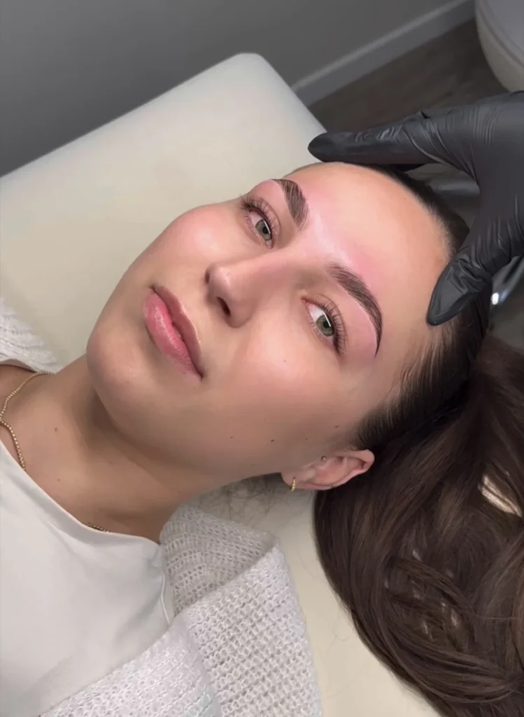 Gesichtsaufnahme mit sichtbaren Wimpern und Augenbrauen.