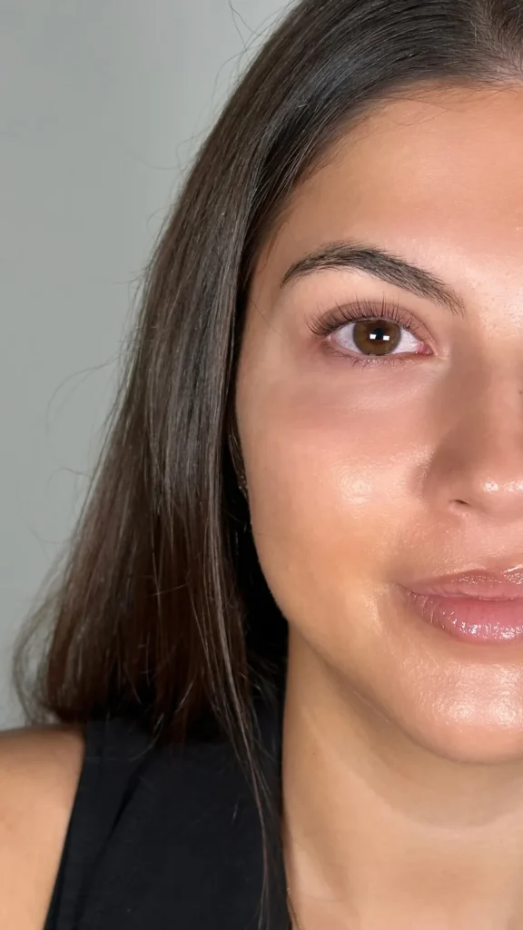 Gesichtsaufnahme mit dunklen Wimpern und natürlichen Augenbrauen.