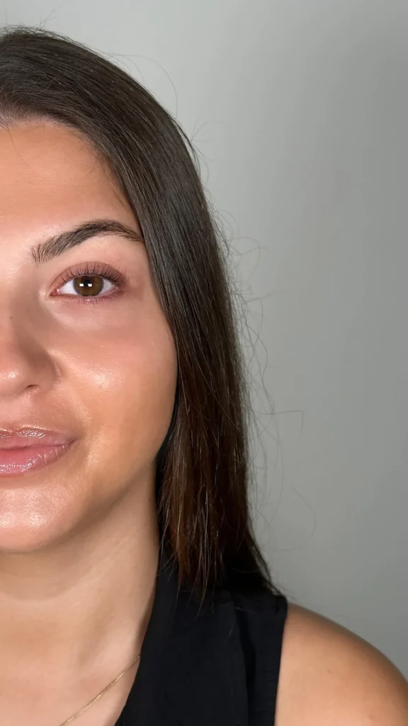 Seitliche Gesichtshälfte mit sichtbarer Wimpernrichtung am geöffneten Auge.