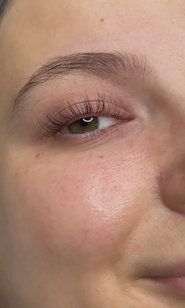 Seitliche Augen-Nahaufnahme mit kurzen sichtbaren Naturwimpern.