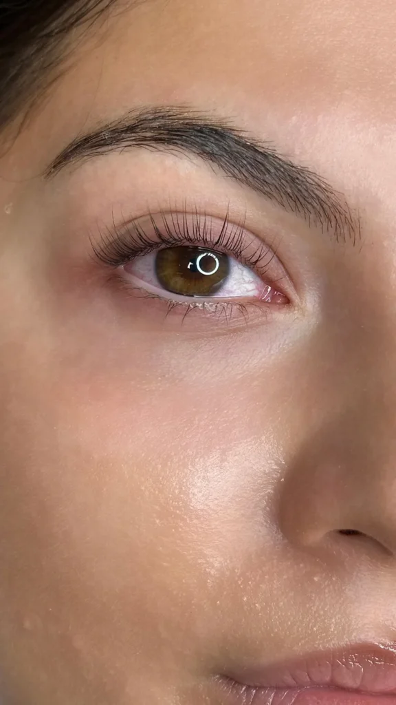 Nahaufnahme eines Auges mit sichtbarer Naturwimpernrichtung.